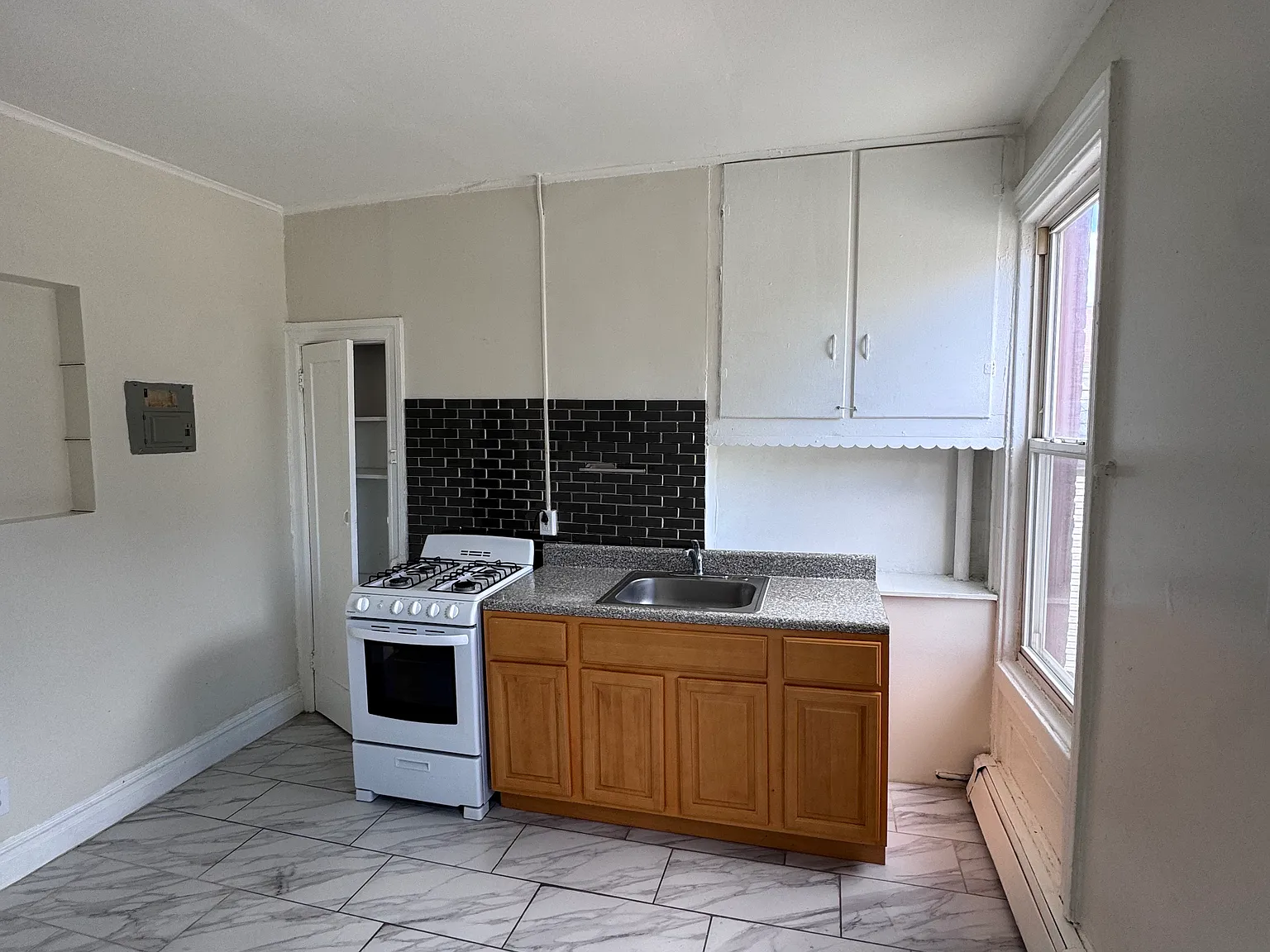 2 bed, 750 sqft, $1,995 — Photo 2