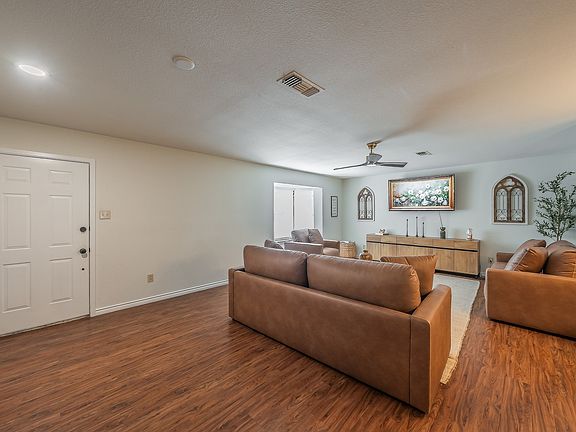 5th image of 302 W Hale Ave