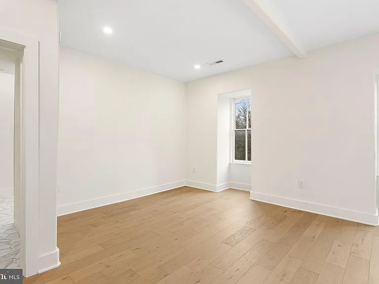 300 Kings Hwy E #C — Photo 15
