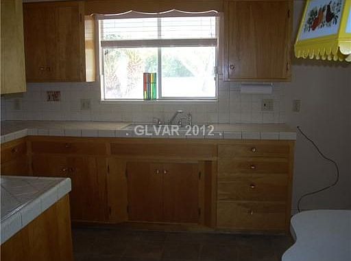 3rd image of 305 Yuma Ct
