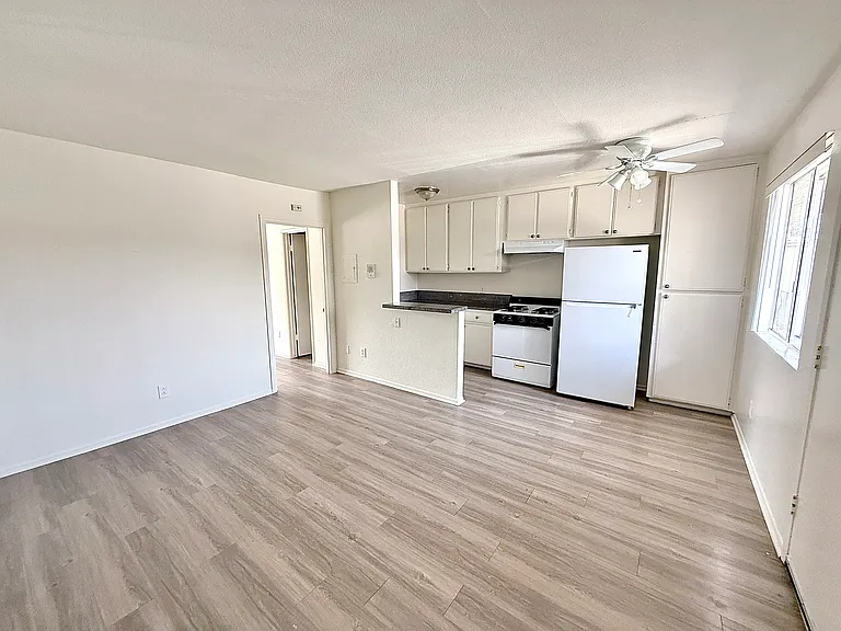 7355 Woodley Ave #10 — Photo 1