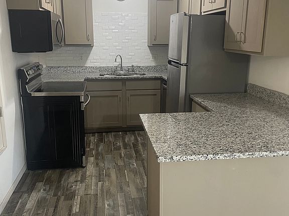 4th image of 532 SE Lee Haven Dr