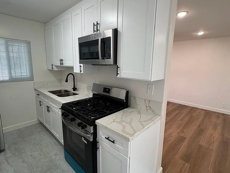 1265 N Saint Andrews Pl #4 — Photo 3