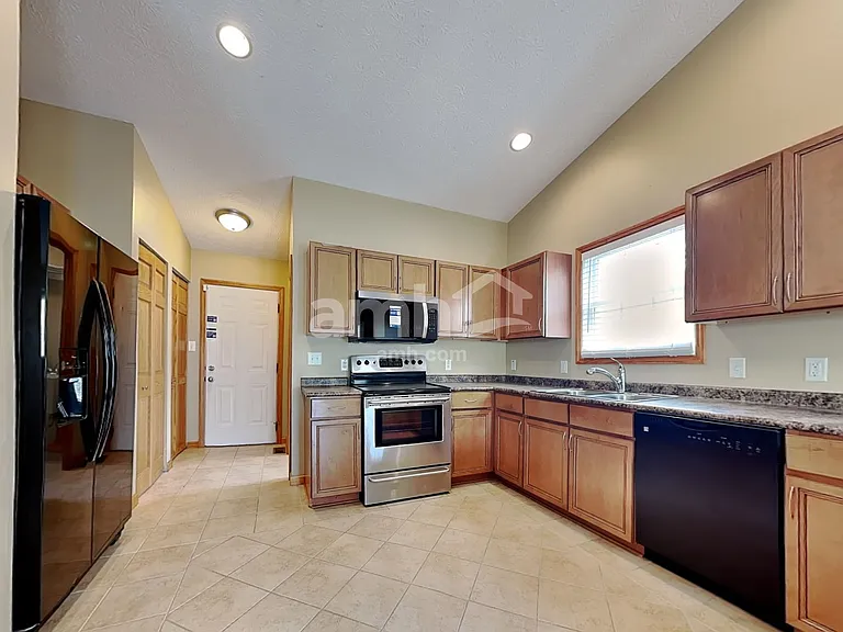 715 Justin Ct — Photo 3