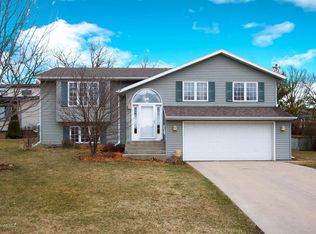 621 Fireside Ln SW, Rochester, MN 55902