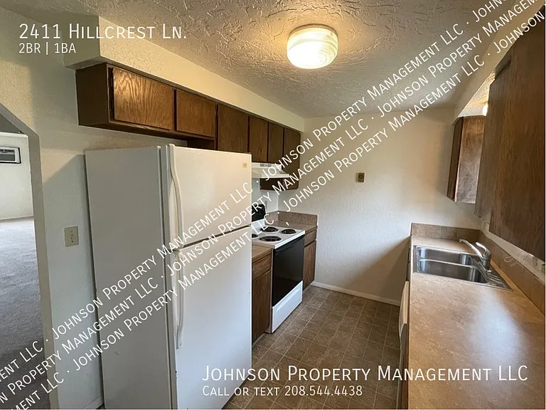 2411 Hillcrest Ln — Photo 3