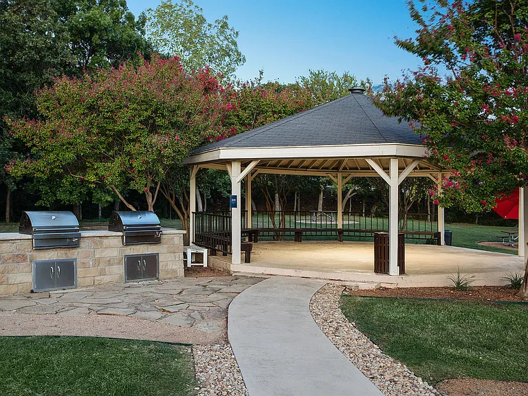 C242530_BristolGrapevine_Twilight_Courtyard2_01