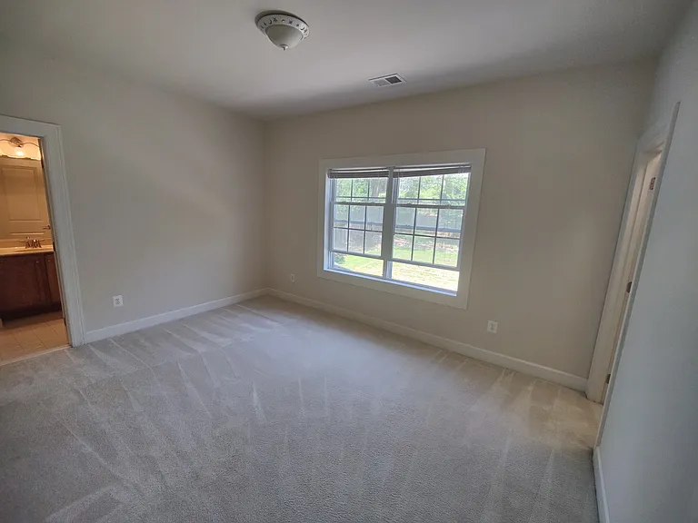 2nd Bedroom with full Bath and Walk-in Closet