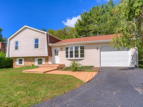 207 Woodbine Dr, Blacksburg, VA 24060