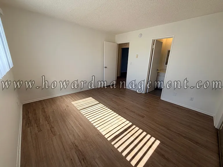 01037FI — Photo 14