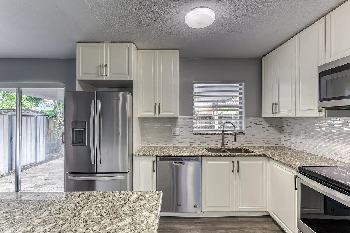 3 bed, 2.0 bath, 1222 sqft, $3,000 — Photo 1