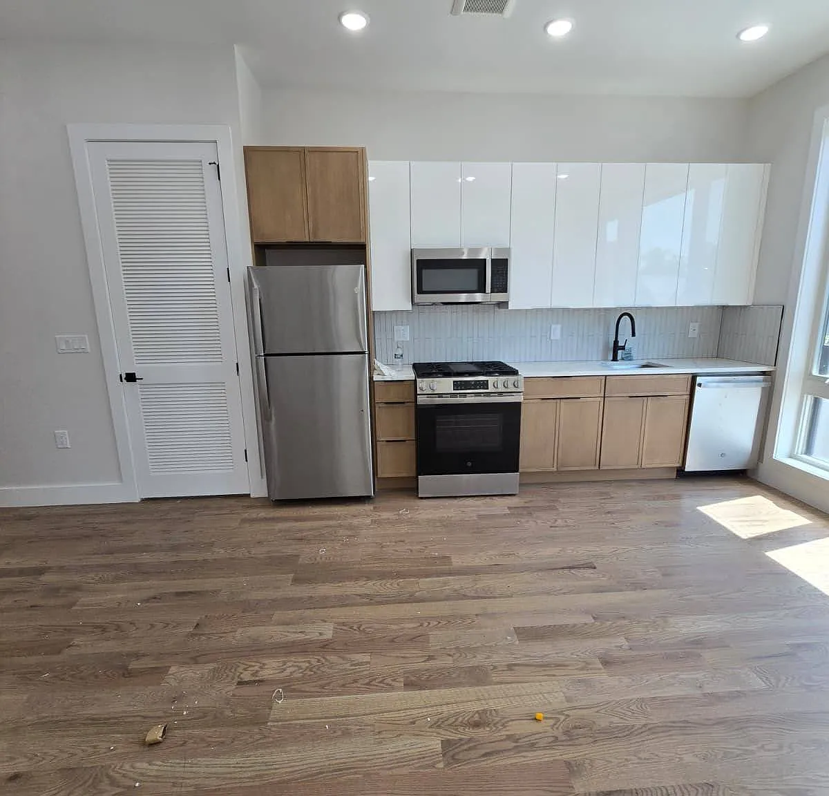 2 bed, 800 sqft, $2,400 — Photo 2