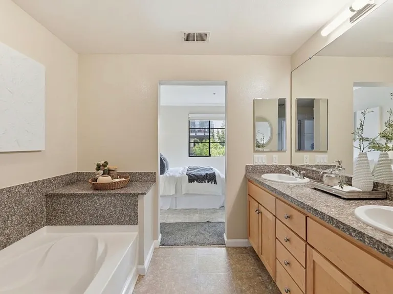800 N 8th St #220 — Photo 16