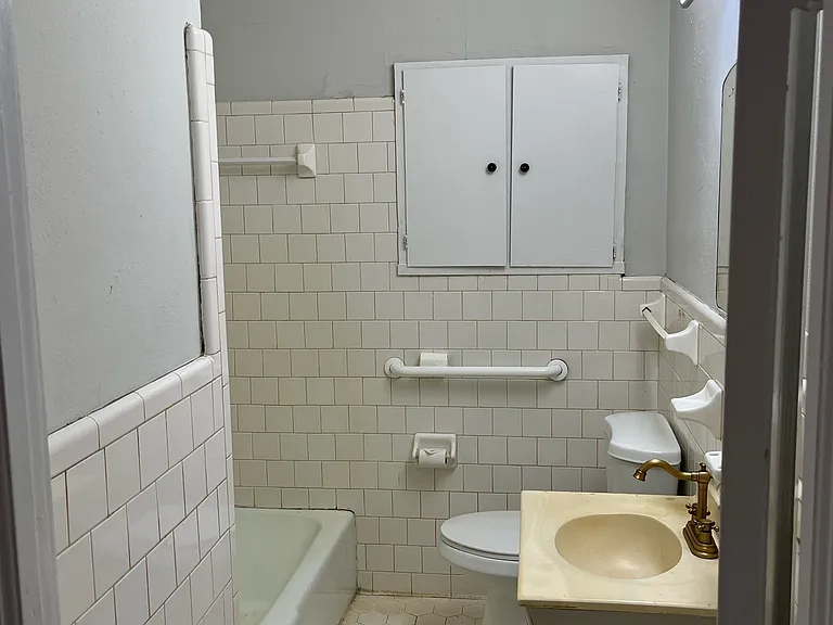 2227 E 40th St — Photo 12