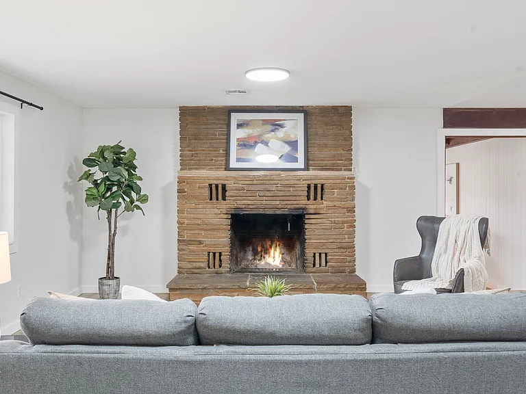 701 NW Ford Ln — Photo 3