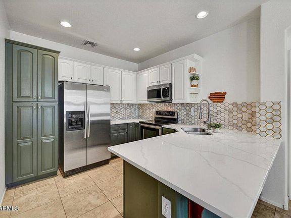 3rd image of 20724 W MAIDEN Lane