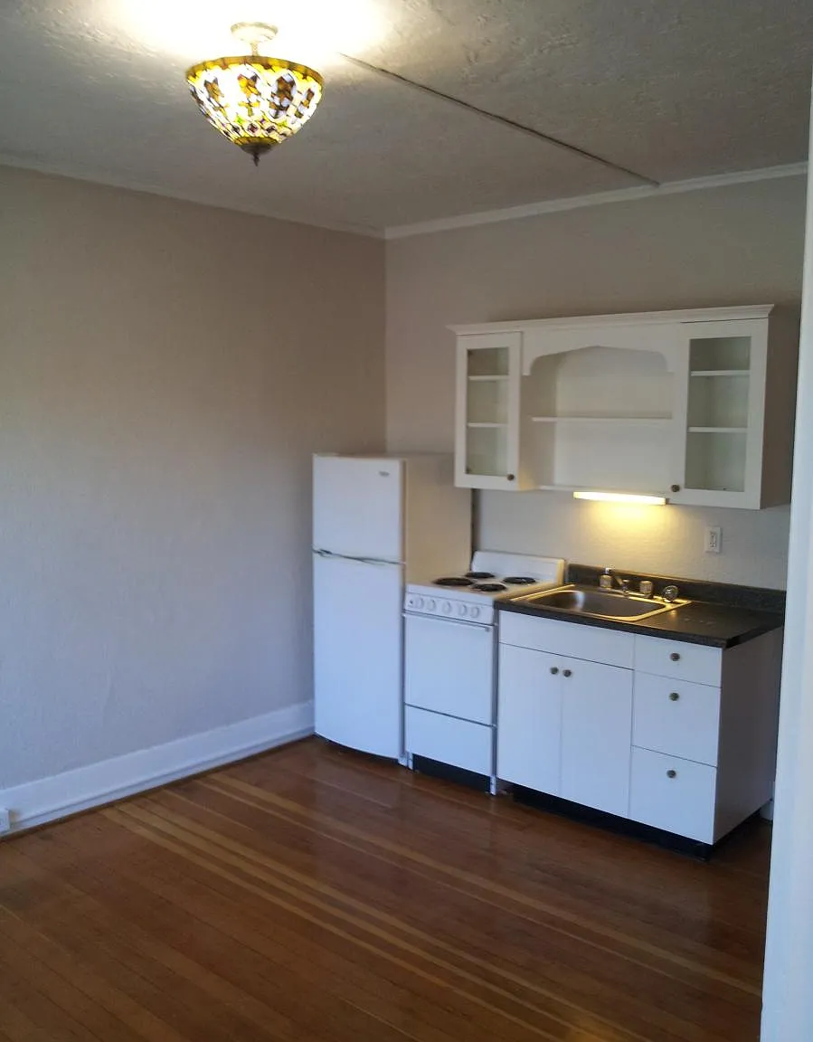 16 SW Porter St — Photo 2