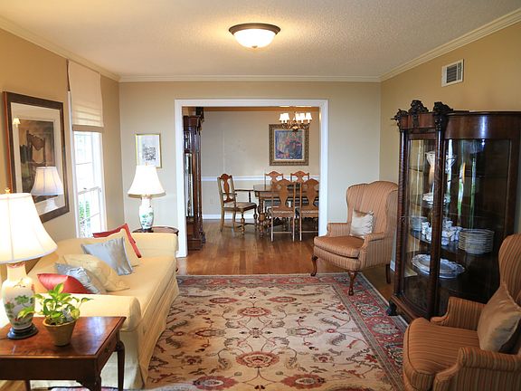 3rd image of 4839 Lynbar Ave