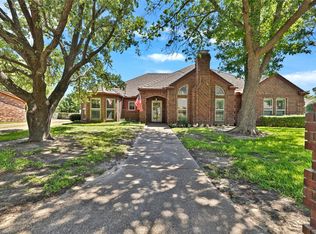 321 Timberlake Dr, Azle, TX 76020