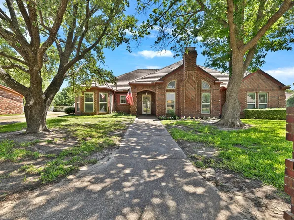 321 Timberlake Dr, Azle, TX 76020