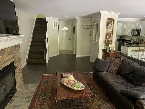 2nd image of 637 Riverside Dr E