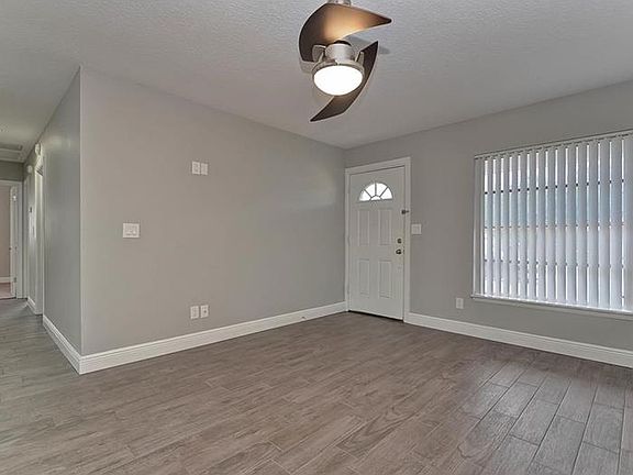 3rd image of 1494 Canterbury Dr