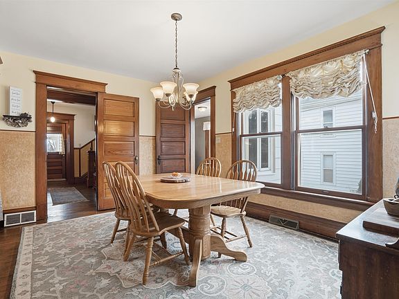 5th image of 212 S Chestnut St