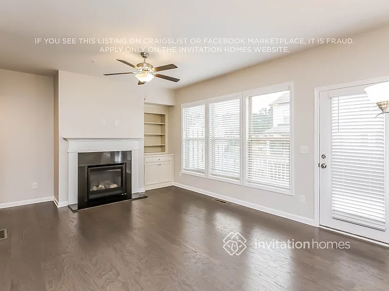 402 Montclair Ct — Photo 2