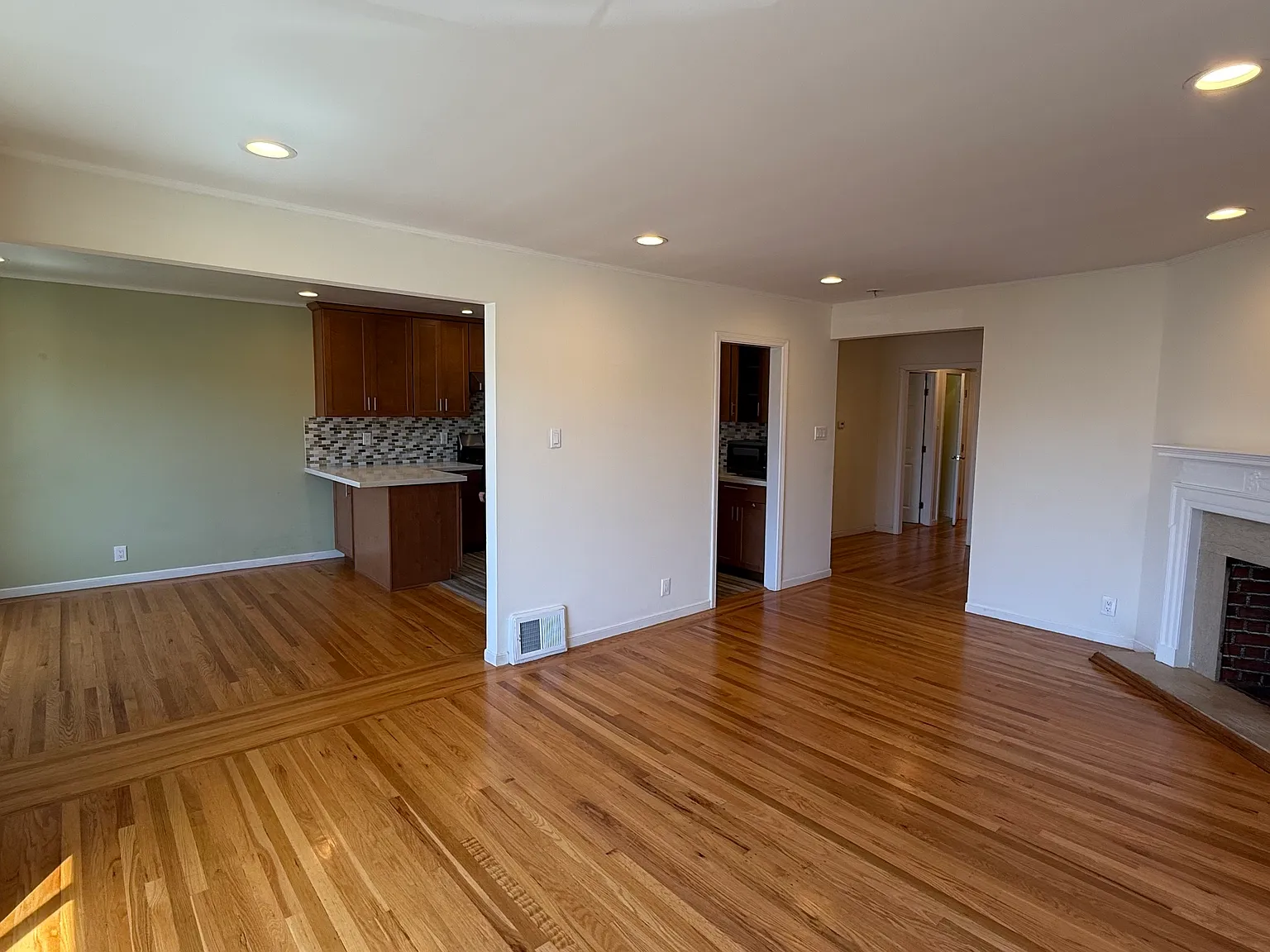2 bed, 1.5 bath, $4,600 — Photo 3