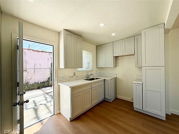 5th image of 1423 W 83rd St