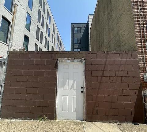 4th image of 1137-39 E Dunton St