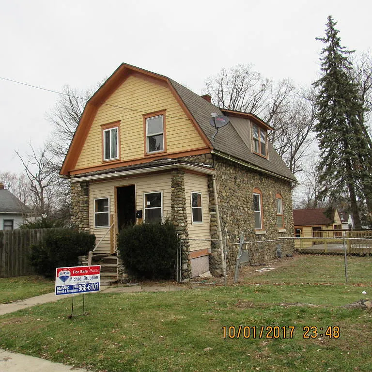 34 Burnham St W photo 1