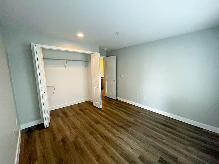 Interlake Apartments — Photo 4