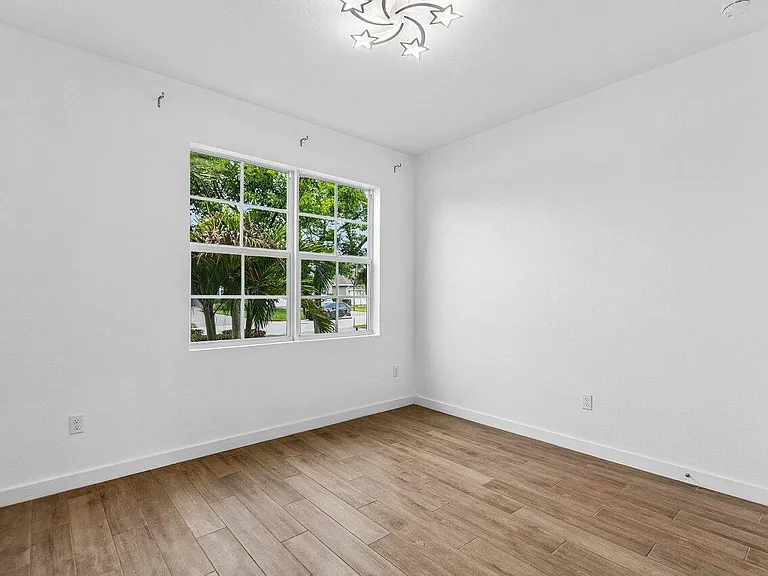 2770 NE Breezeway Cir — Photo 9