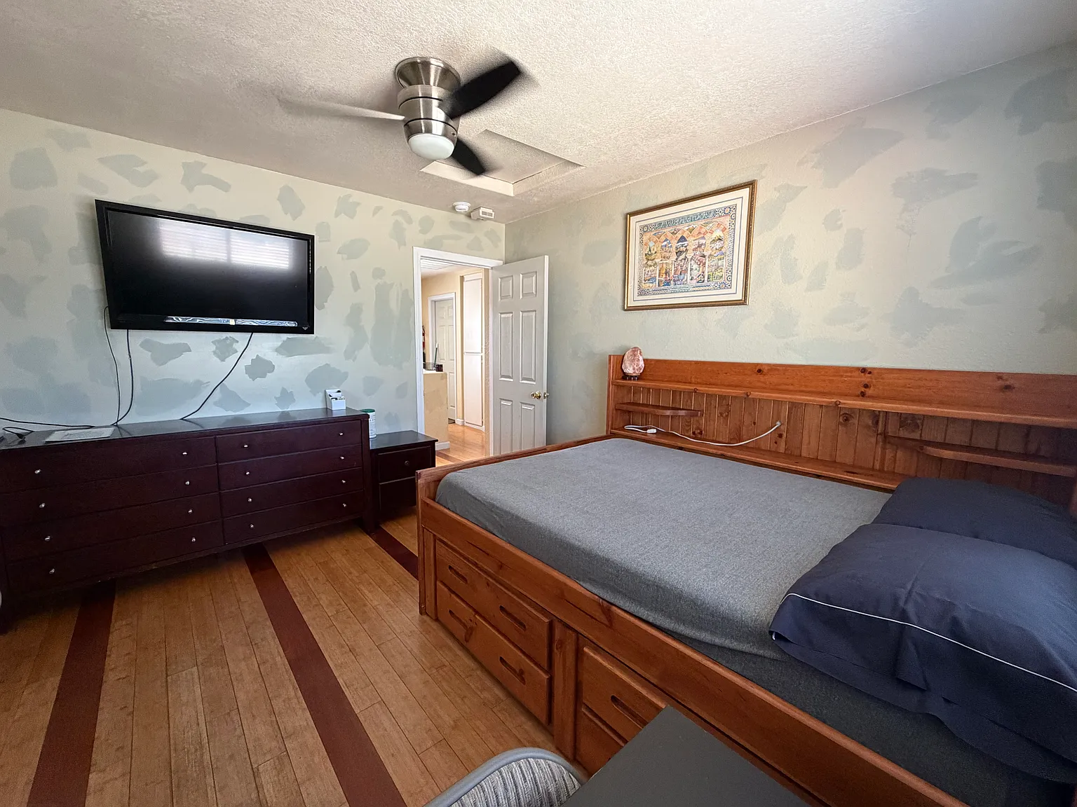 5 bed, 2422 sqft, $1,050 — Photo 3