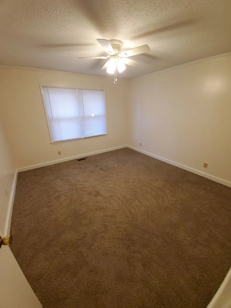 Just Reduced! Home for Rent. Kerr Lake — Photo 4