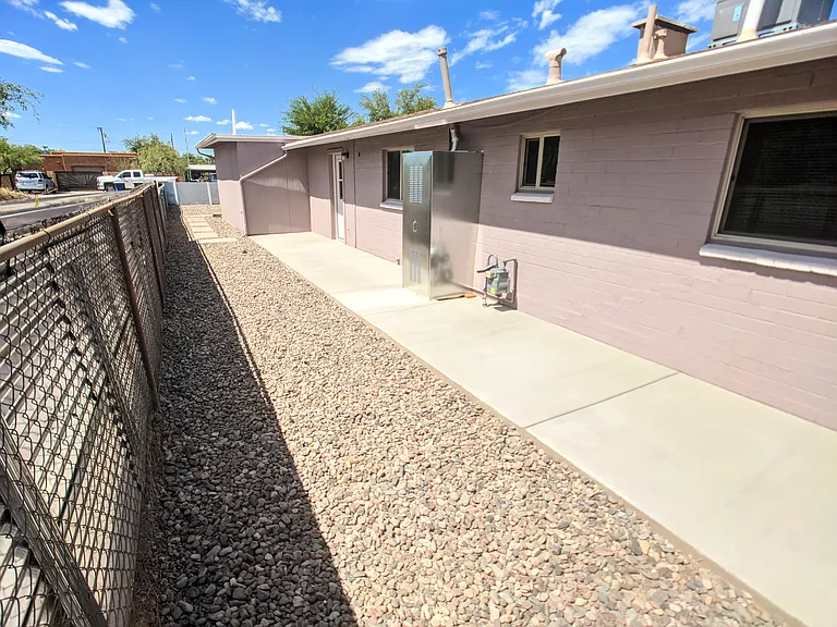 1343 W Alameda St — Photo 26