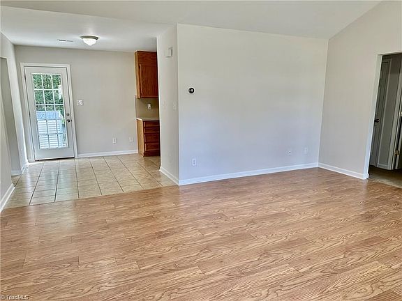 5th image of 111 Dundee Ct