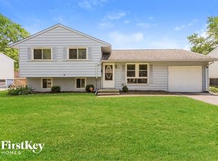 216 E Maple Dr, Glenwood, IL 60425