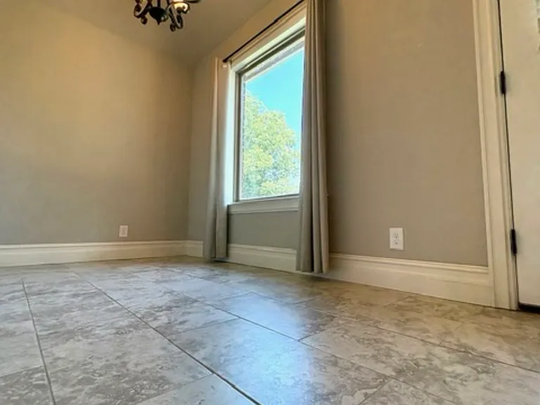 635 Meadows Cir — Photo 14