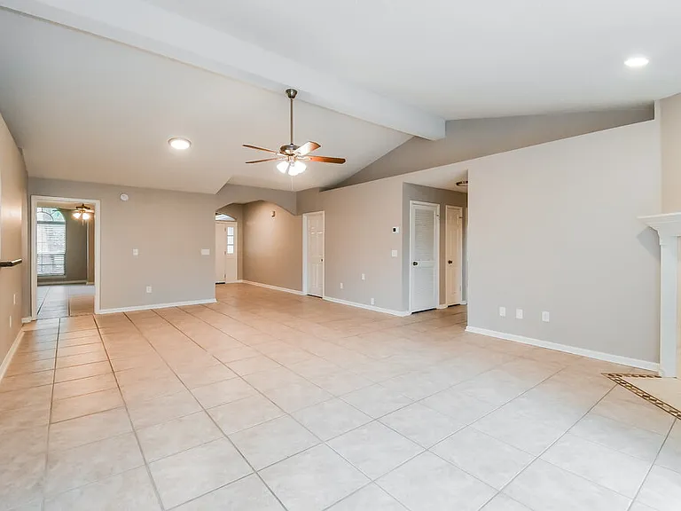 401 Baybrook Dr — Photo 4