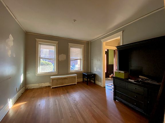2nd image of 1744 W Winnemac Ave
