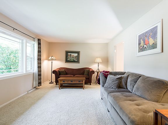 5th image of 312 Robin Hill Dr