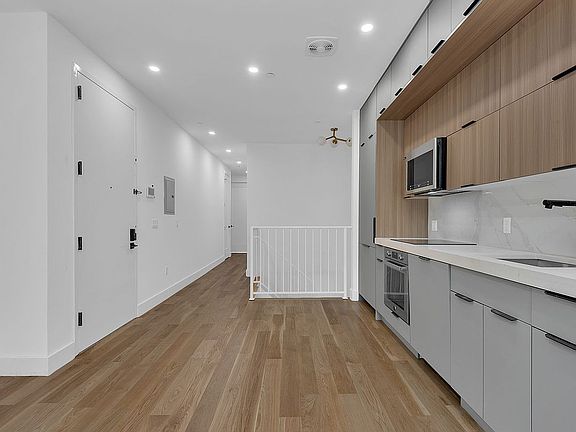 4th image of 157 Rogers Ave Unit Garden