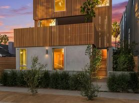 1519 Cabrillo Ave, Venice, CA