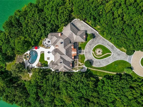 6006 Westshore Ct, Parkville, MO 64152