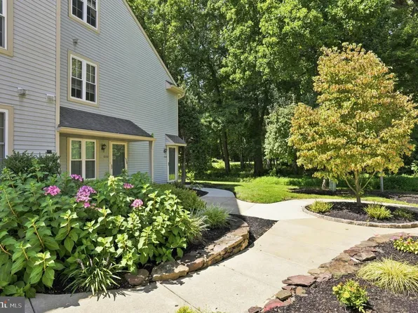 106 Harwood Ct, Mount Laurel, NJ 08054