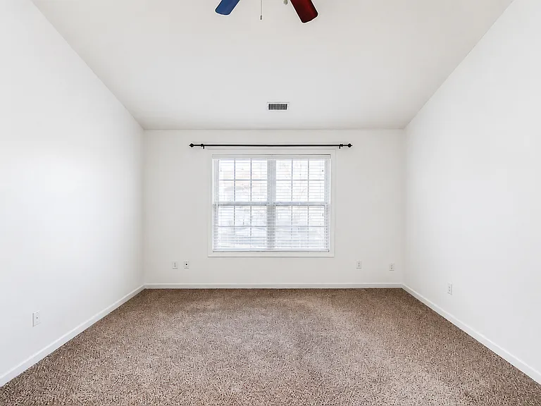 425 Lazy Willow Ln — Photo 12