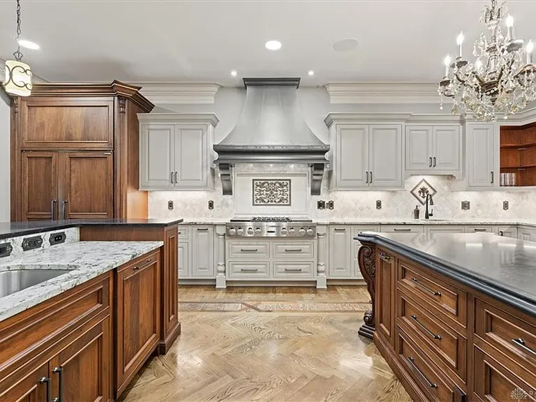 9020 Whisperinghill Dr — Photo 45