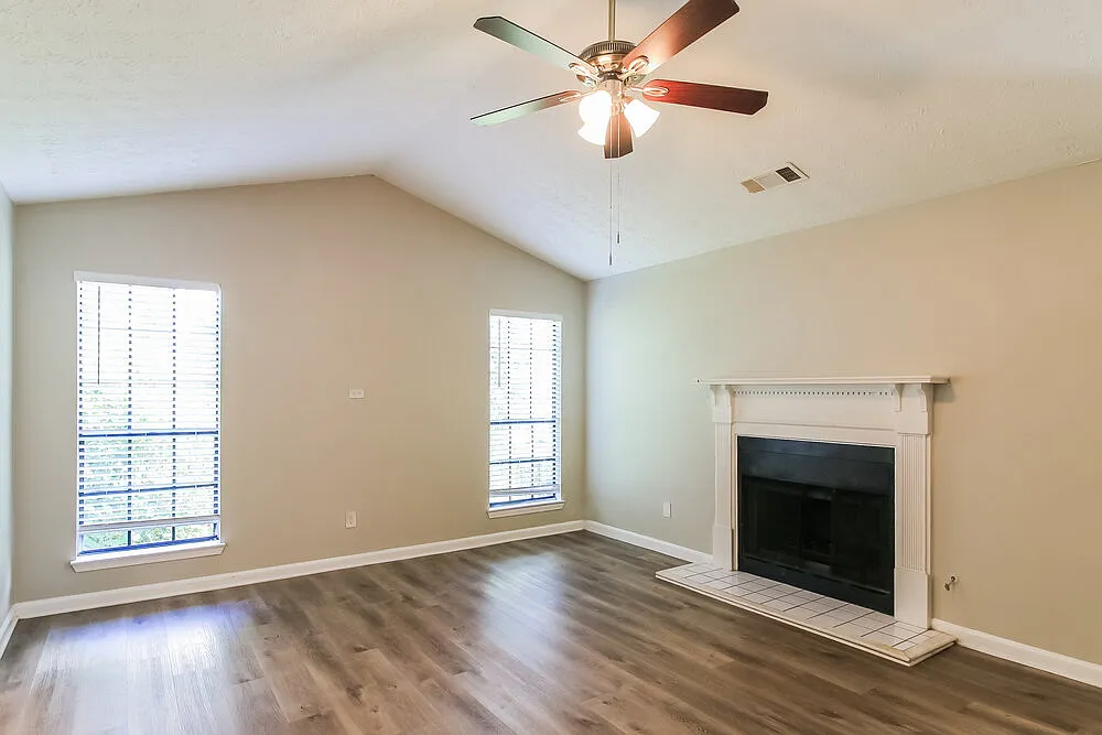 3 bed, 2.0 bath, 1356 sqft, $2,060 — Photo 4